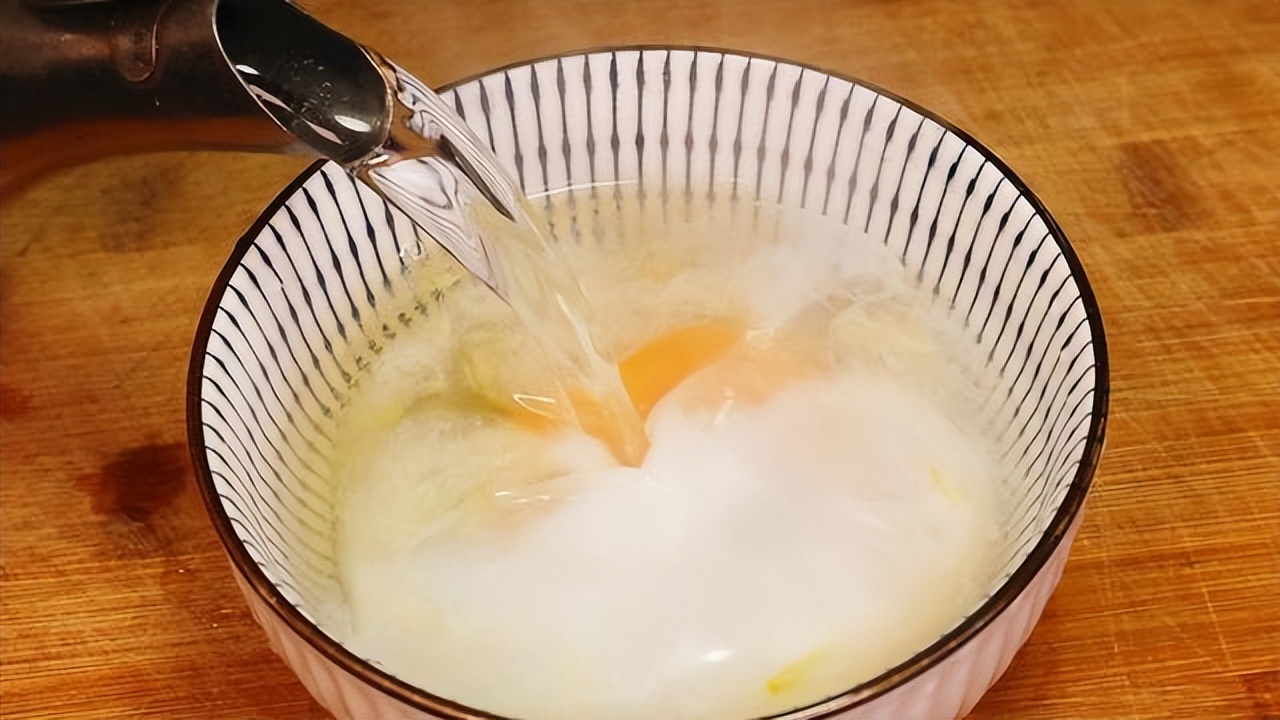 "Boiling eggs with boiled water" drops sesame oil, and if you keep