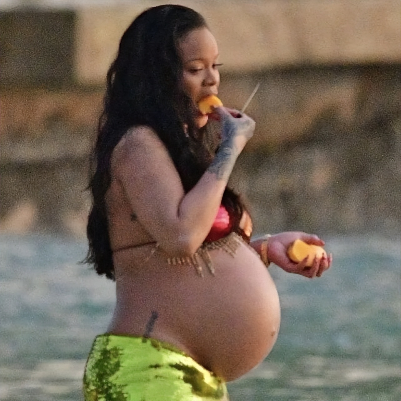 Rihanna, 34, ate coconut on the street, hugged her boyfriend with a big  belly, and was forced to cry before giving birth - iNEWS