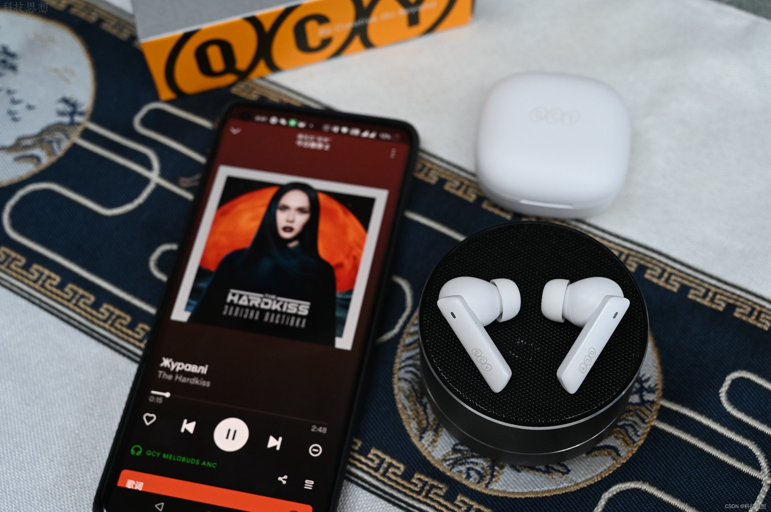 Small headphones that make work and study quieter, with a noise