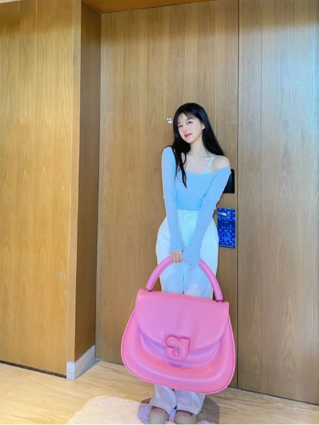 Both Wang Feifei and Zhao Lusi are carrying huge bags! - iMedia