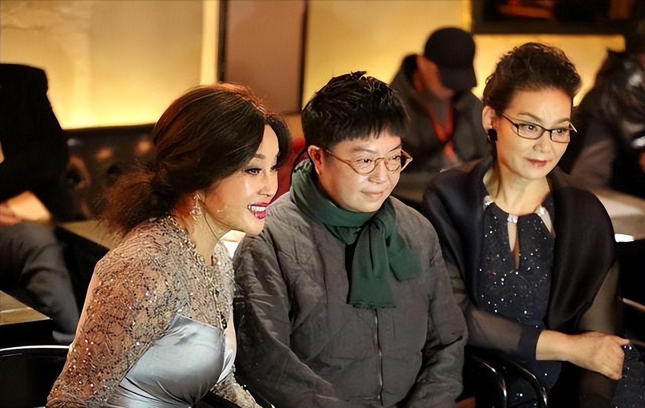 70-year-old Liu Xiaoqing is in the same frame as 68-year-old Pan Hong ...
