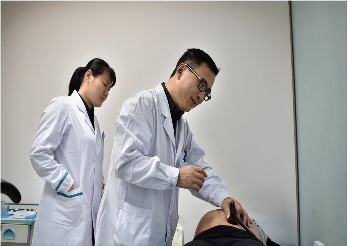 Is it embarrassing for a male obstetrician to face a woman's private