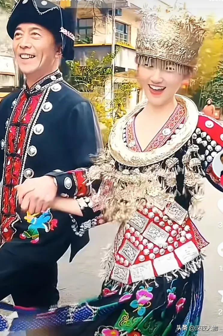 61-year-old Zheng Xiaoning dances intimately with a woman while holding ...