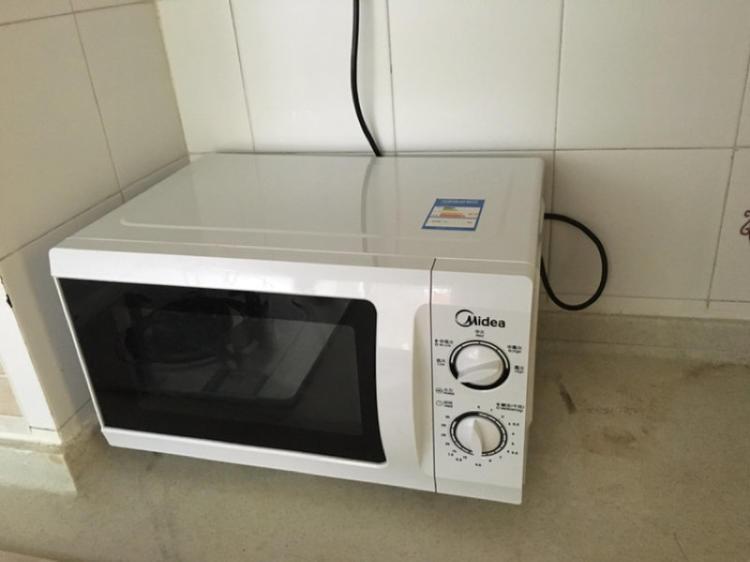 It is said that microwave ovens are not good for heating food, but why