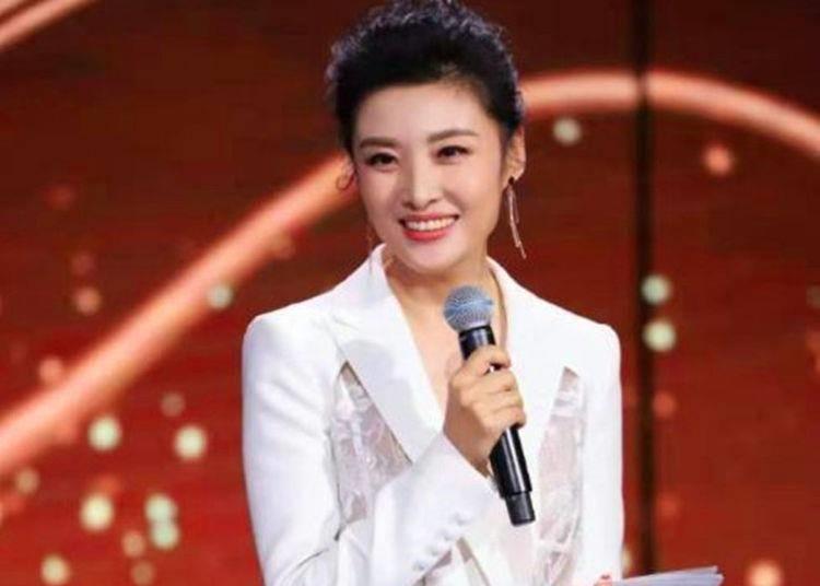 Among the 5 female TV anchors, Dong Qing, the 