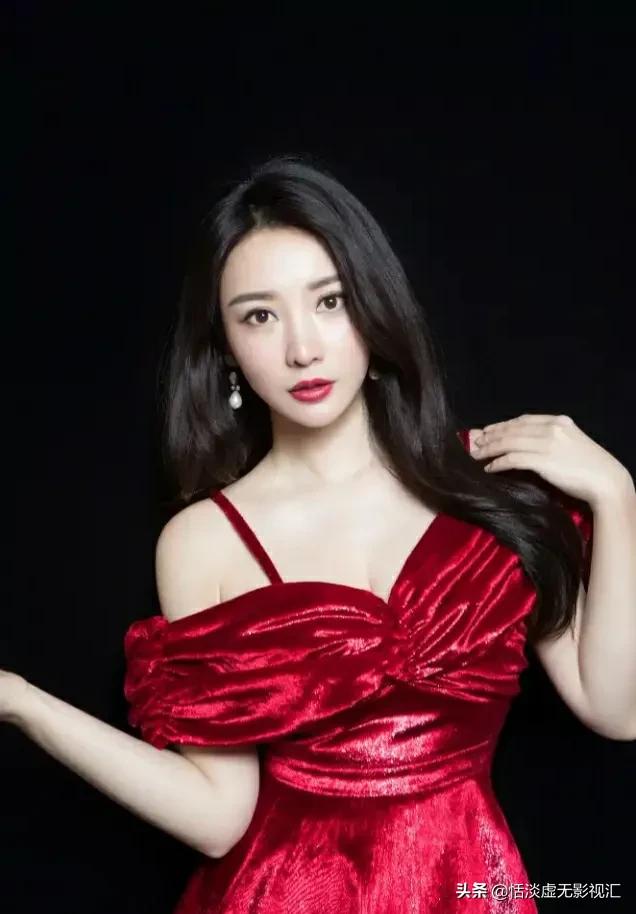 Liu Yan, dressed in a red dress, has a plump figure, rich and elegant ...