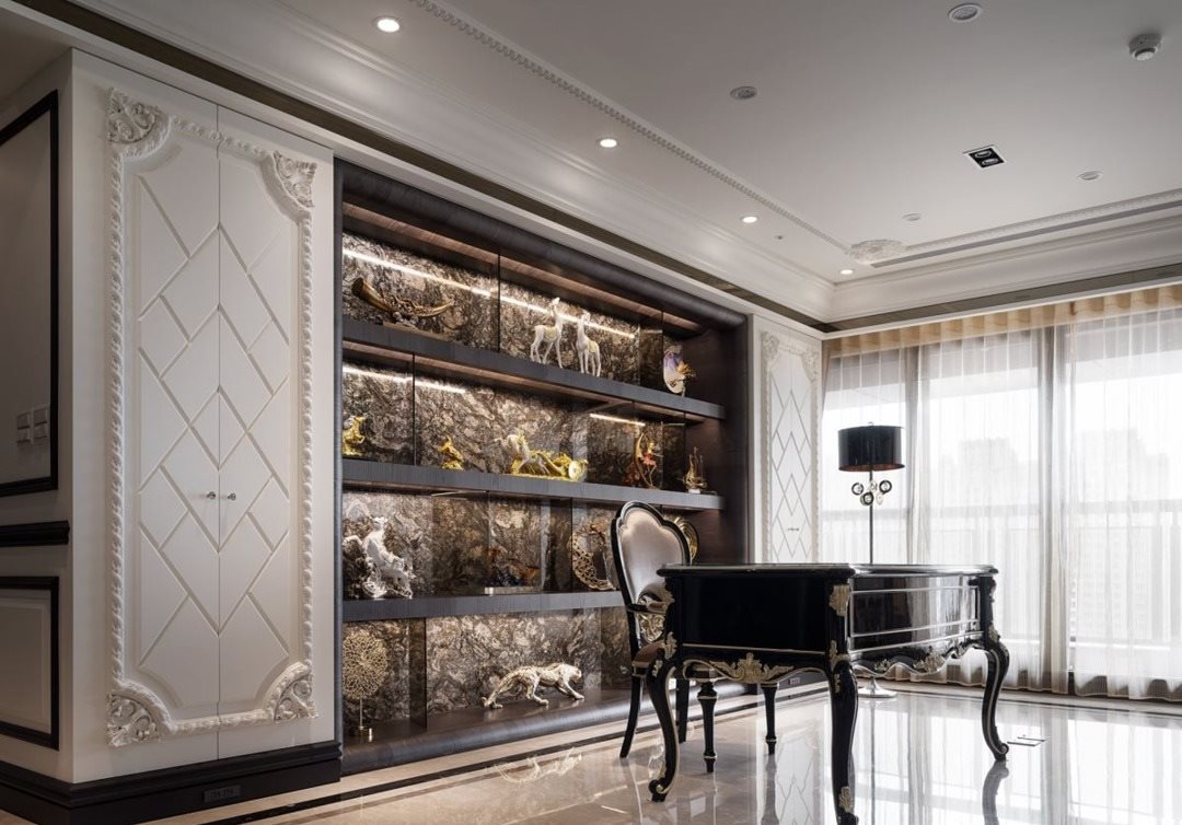 He moved the court home! 331㎡ classical style mansion, light and ...