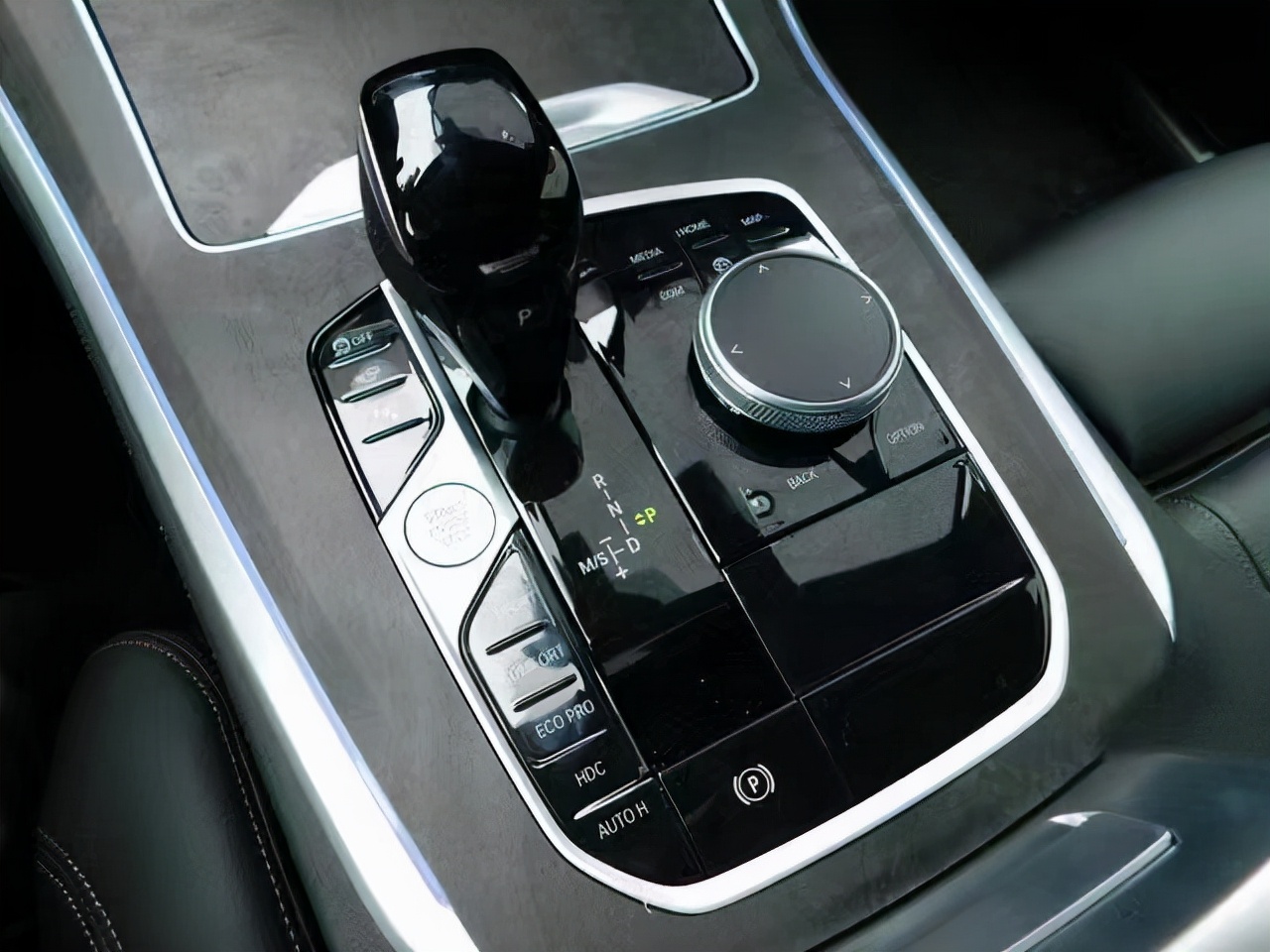 The BMW X5 configuration has been updated, adding 8 airbags + air