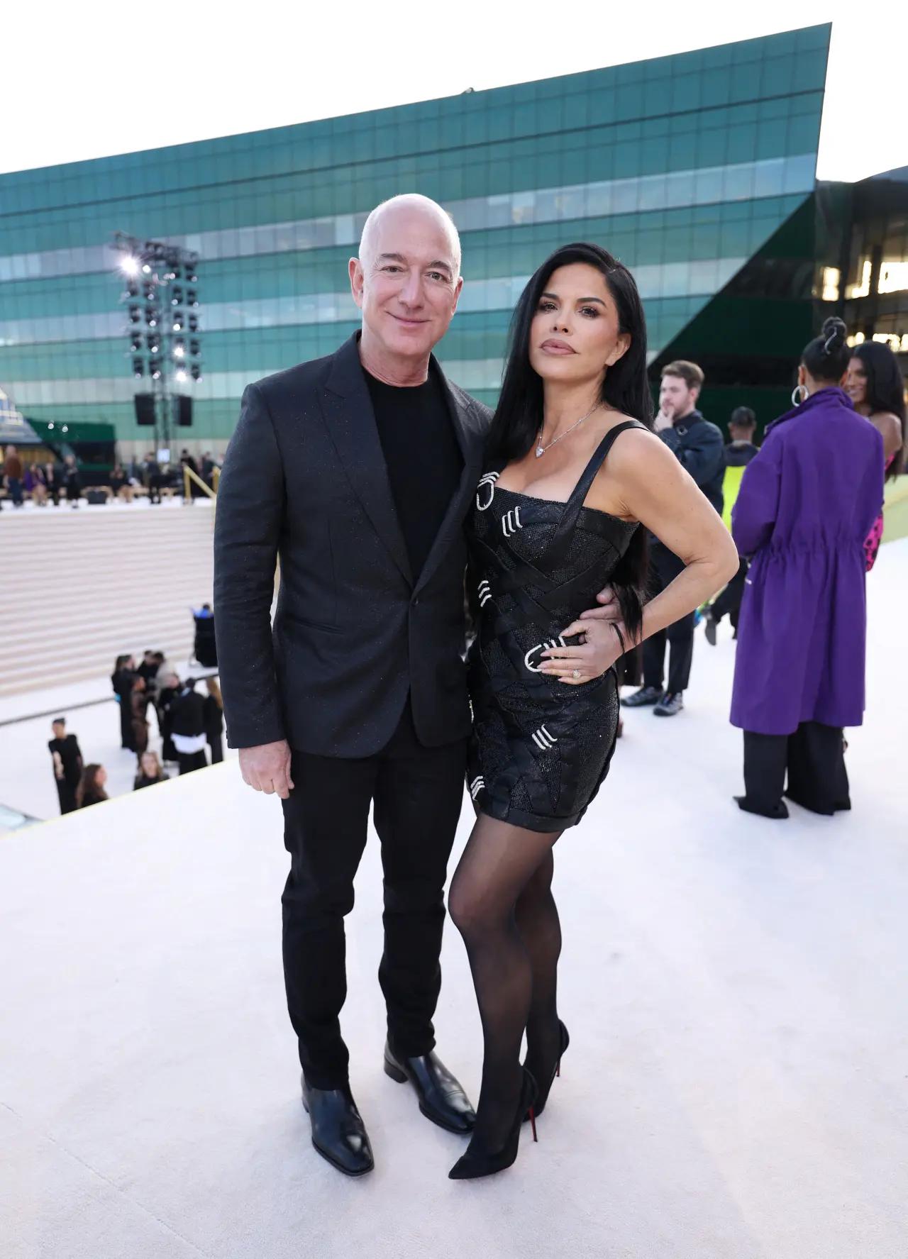 Lauren Sanchez kisses 'favorite' Jeff Bezos at Versace LA show iNEWS