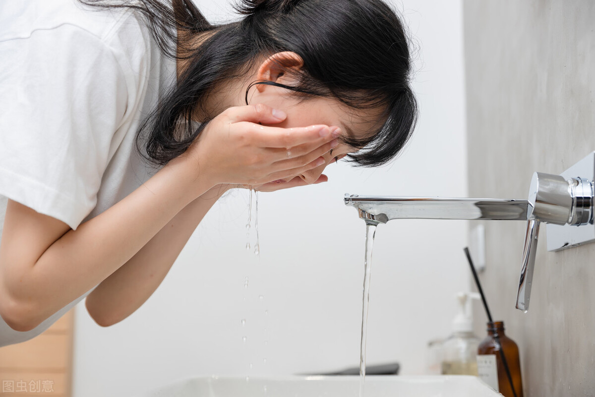 What should I do if I am allergic to face wash with white vinegar?8