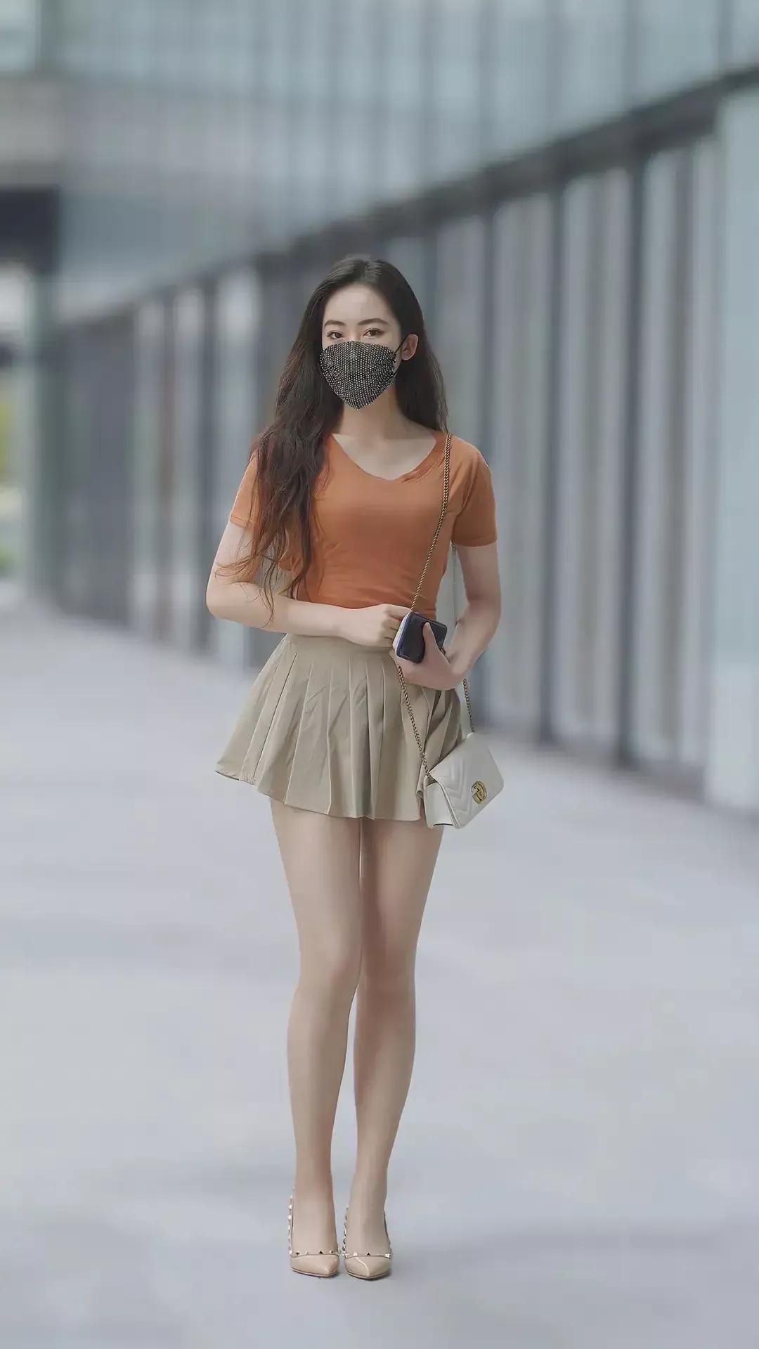 Slim, long-legged goddess - iNEWS