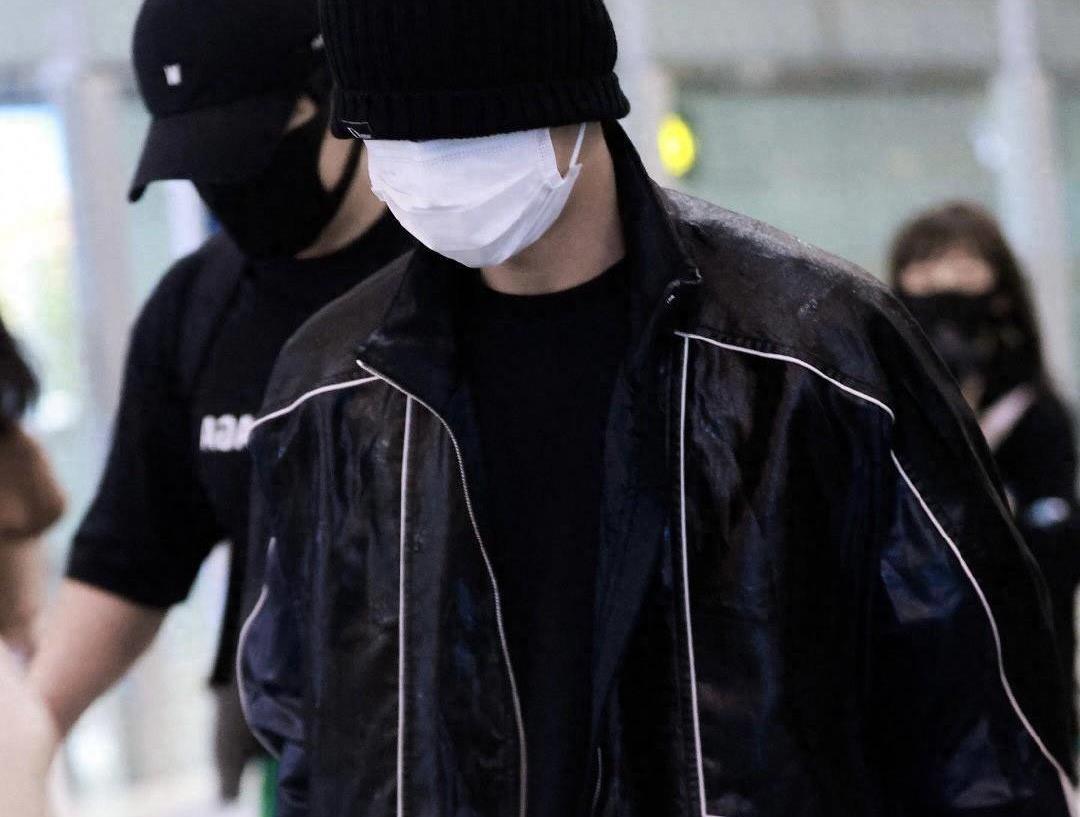 Original Wang Yibo went to Paris in a cool black outfit and appeared at ...