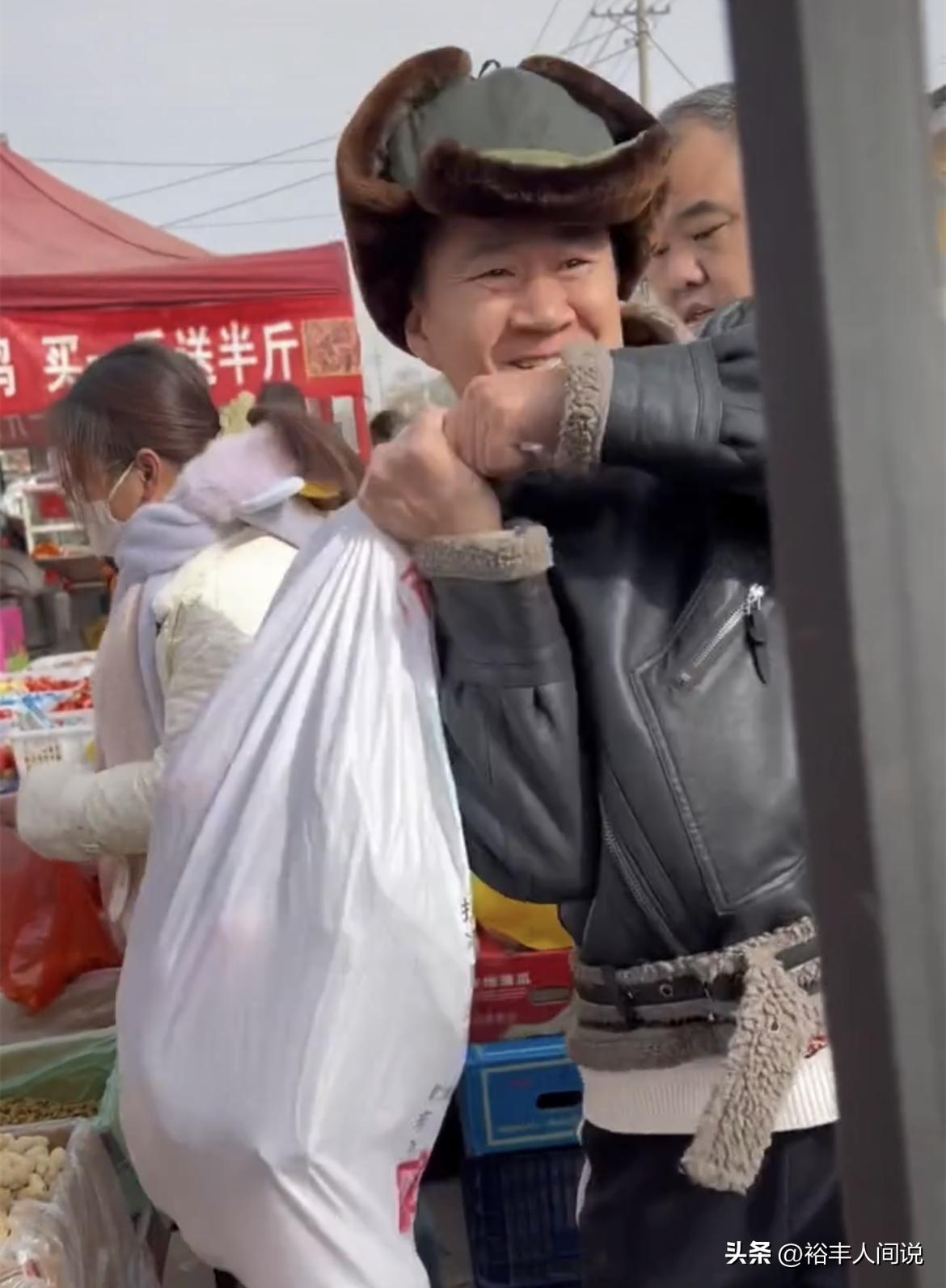Li Jiaming carries a woven bag to go to the big market to buy new year ...
