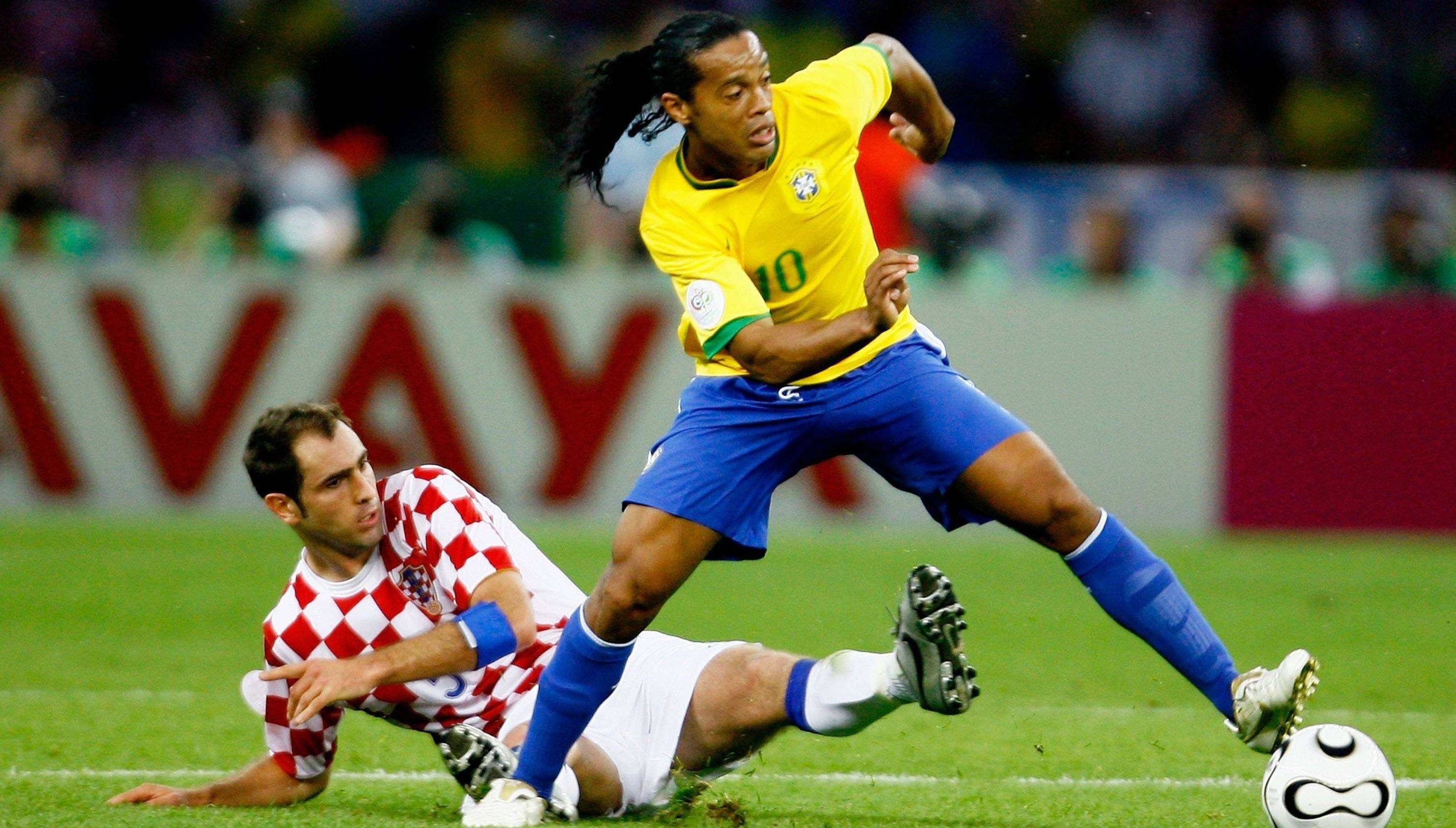 Unveiling Ronaldinho's Height:  A Surprising Fact!