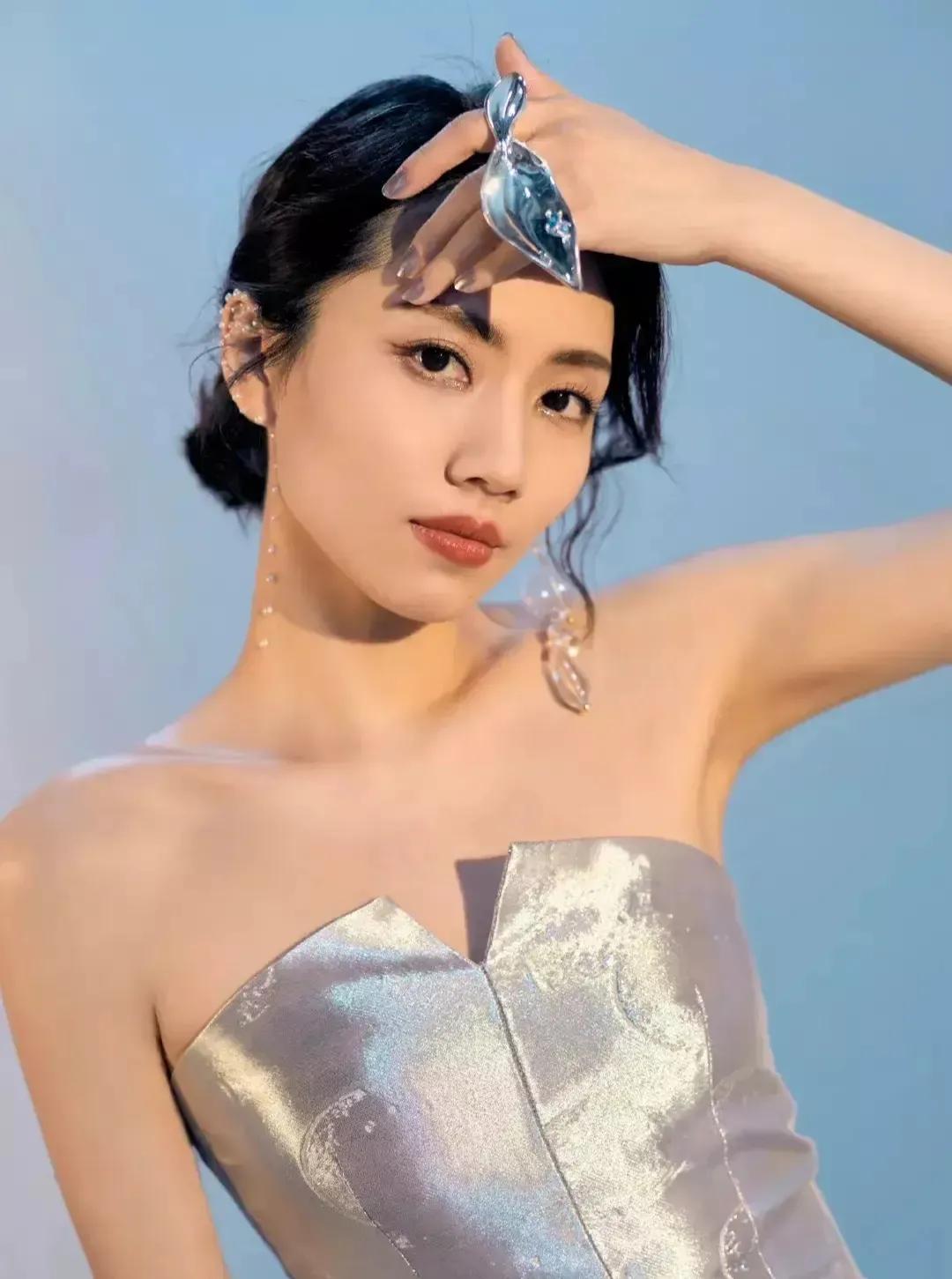 The singing is super nice, and the beautiful beauty Liu Xijun - iNEWS