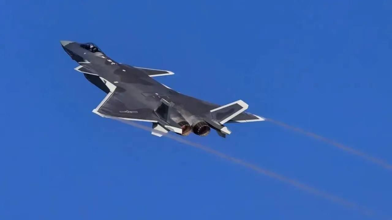 CCTV first revealed that the J20 cruised the three straits, defended