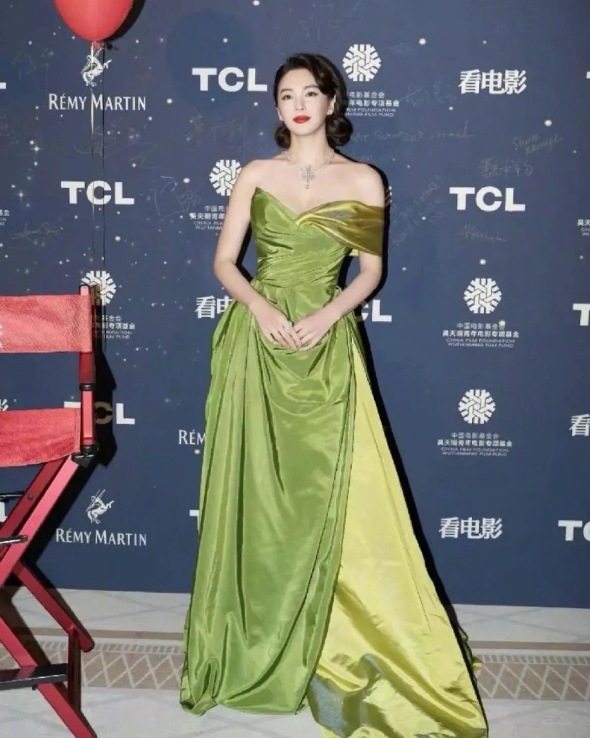 Zhang Yuqi's sixth set in Cannes, the green color is good for skin tone ...