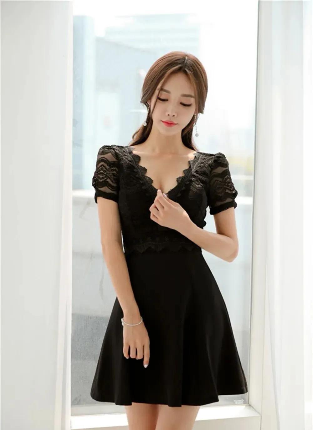 Sun Yunzhu, wearing a black low-cut dress, charming and moving - iNEWS