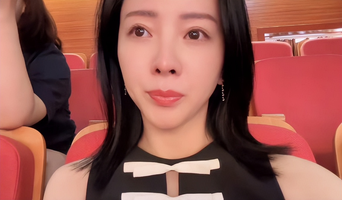Li Sisi participated in the graduation ceremony of Aizi, wearing a ...