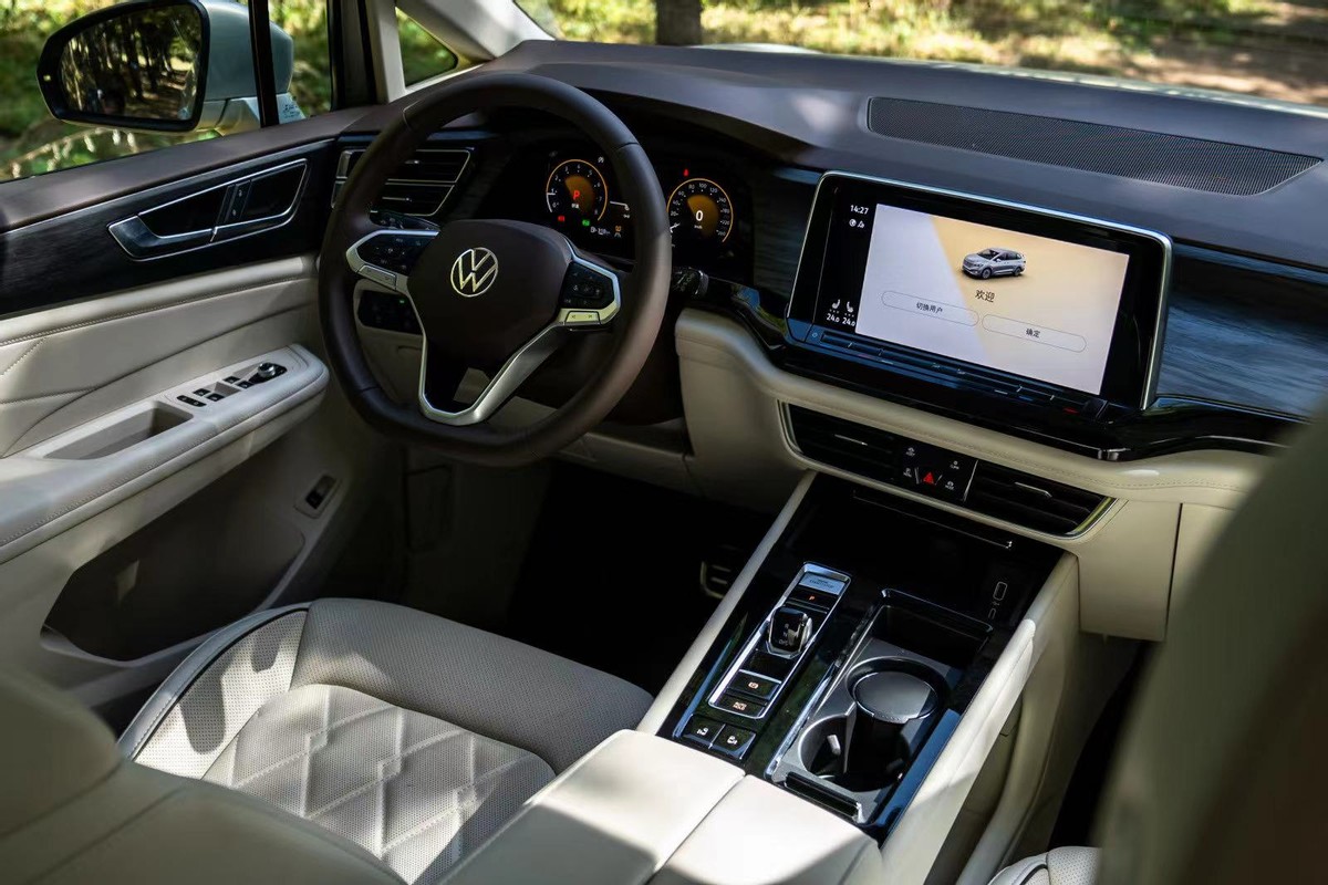 When Wei Ran opened the roof rack side curtain, its home positioning