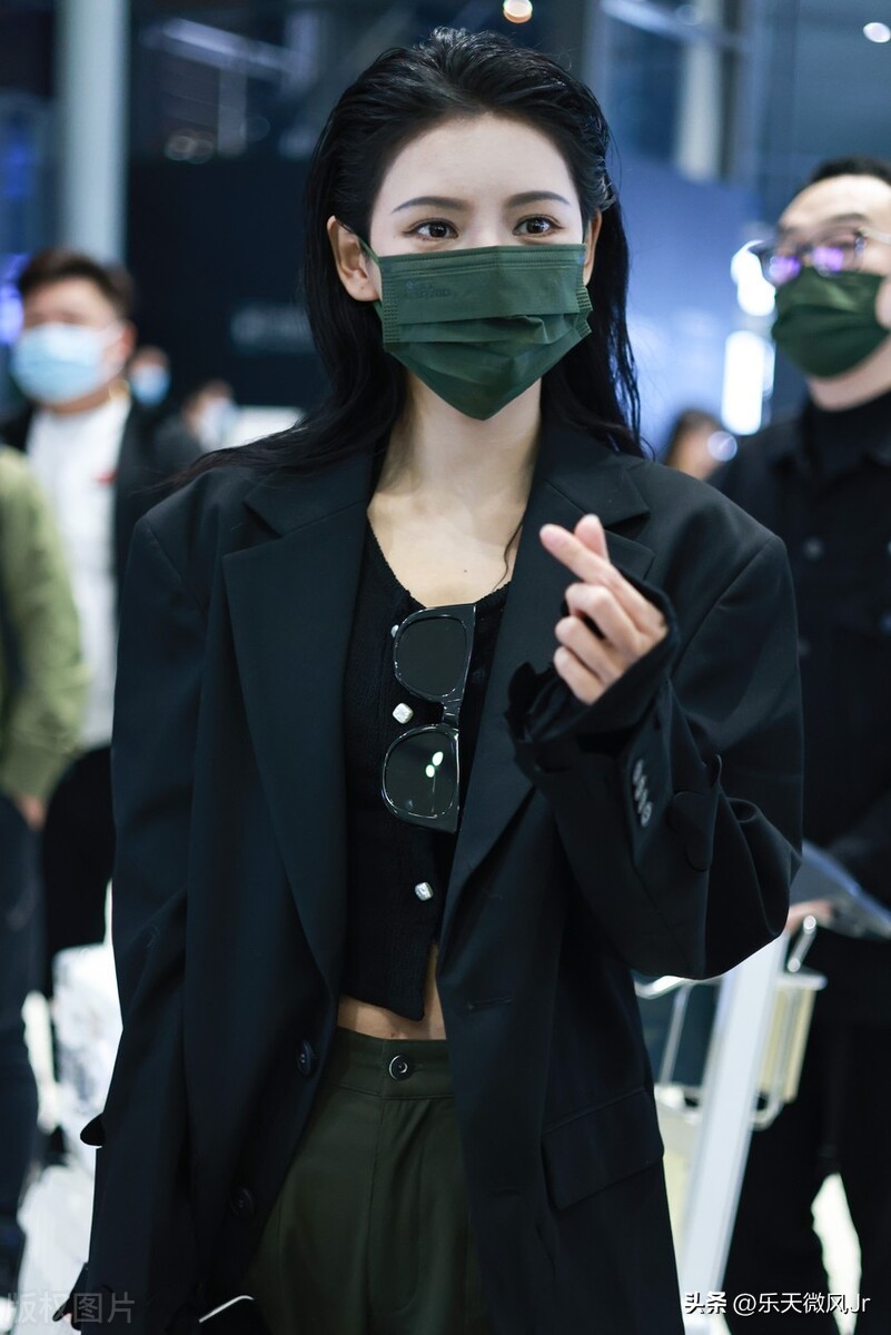 Zhang Yuxin appeared at Shanghai Hongqiao Airport, wearing a black suit ...