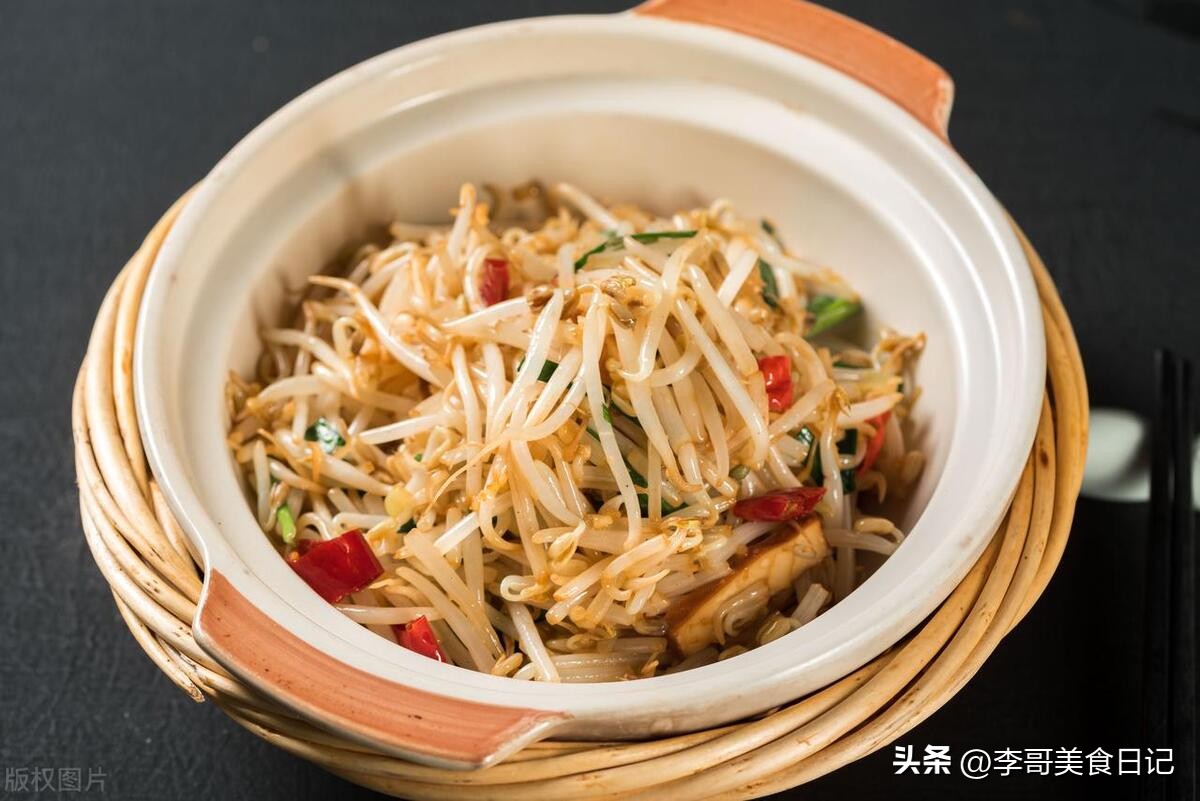 Homemade fried bean sprouts, follow the steps, refreshing and ...