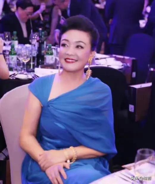 Zhang Lan is 65 years old, beautiful and sassy, she was held in hand