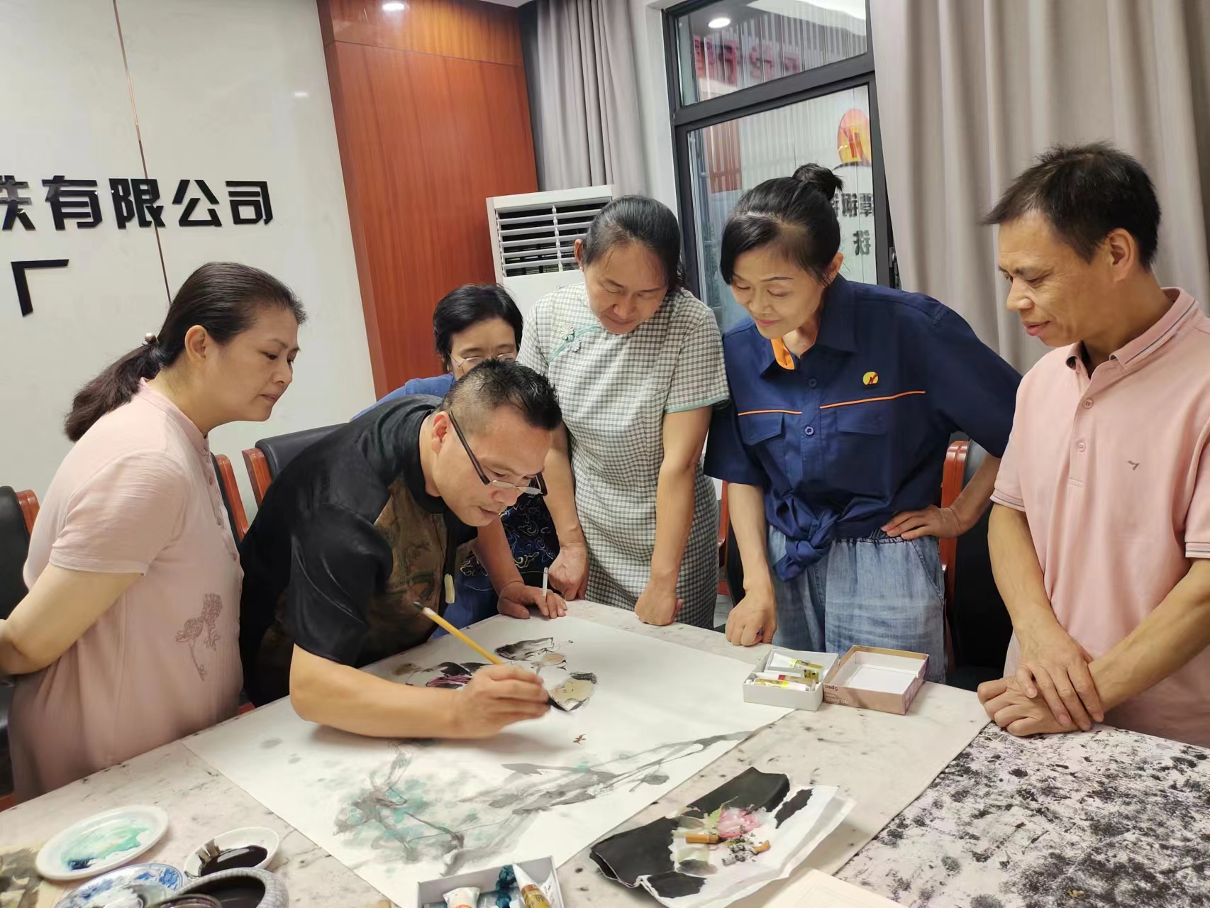 Dai Qingwen from the Longshan Printing Society of Xiangtan City came to ...
