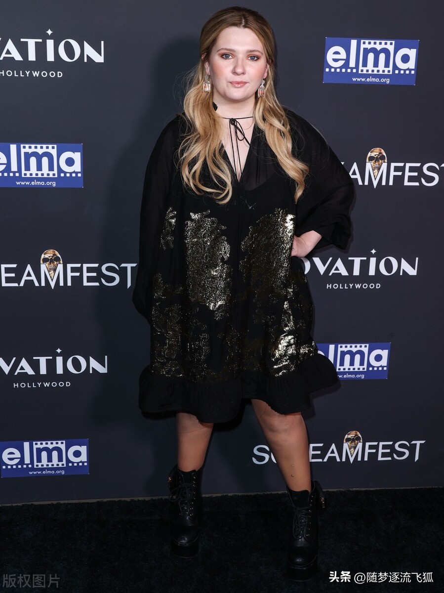 Abigail Breslin's Elegant Black Dress At The World Premiere Of The 