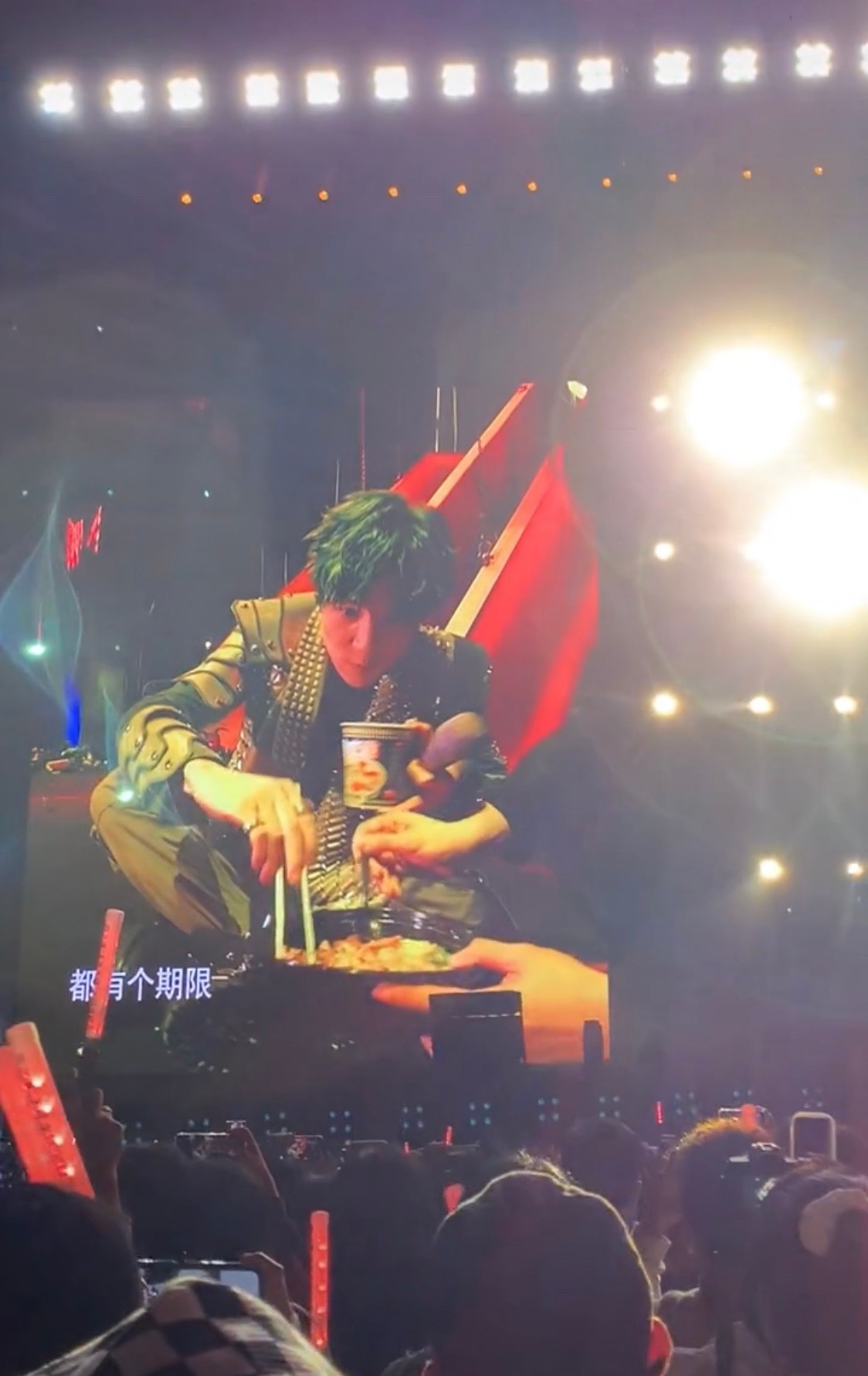 Joker Xue Eats Instant Noodles At The Concert Sitting Cross Legged Eating Noodles Pretending To Be Choked And Hurriedly Looking For Water To Drink Inews