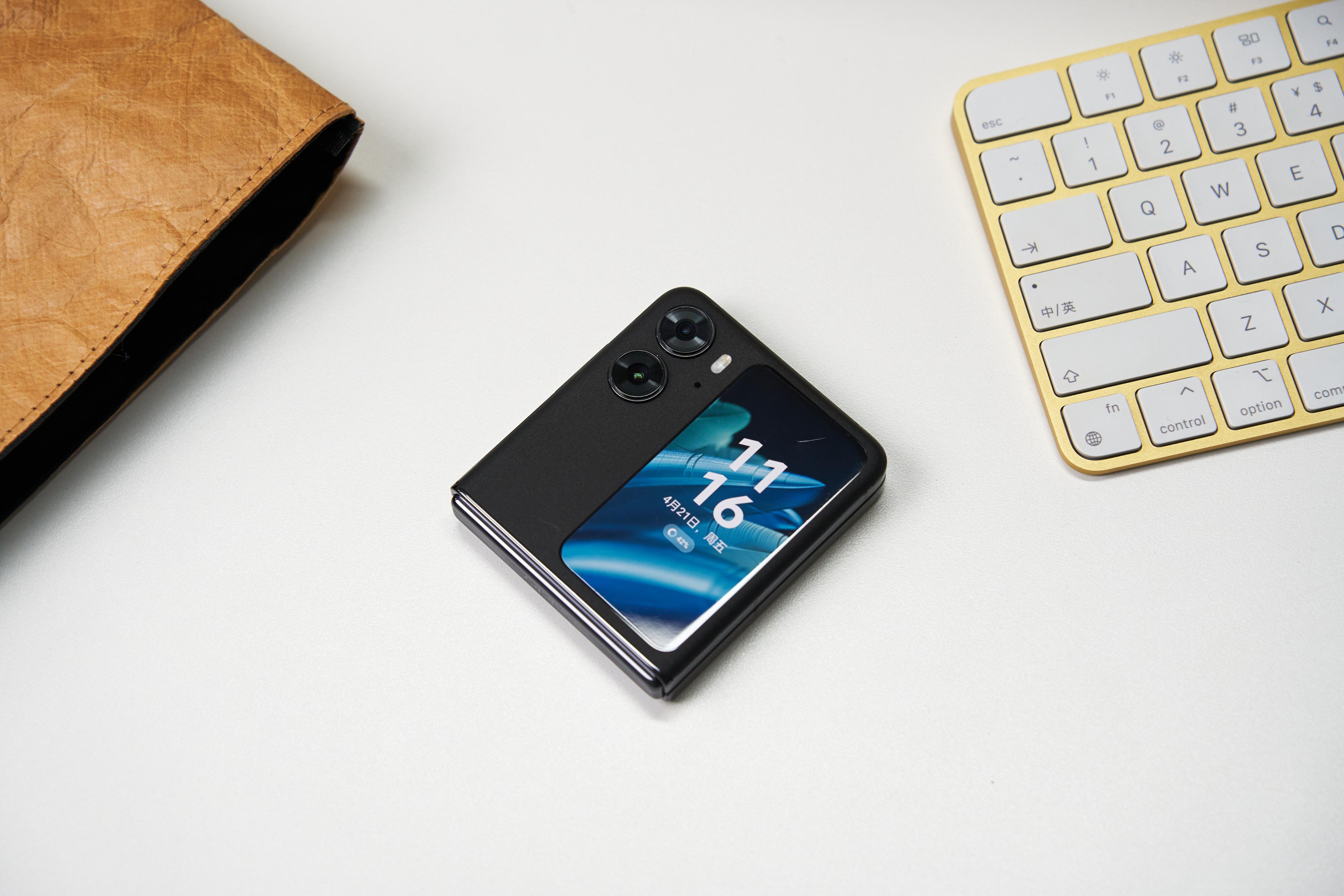 Unique large external screen experience! Try Find N2 Flip, the ...