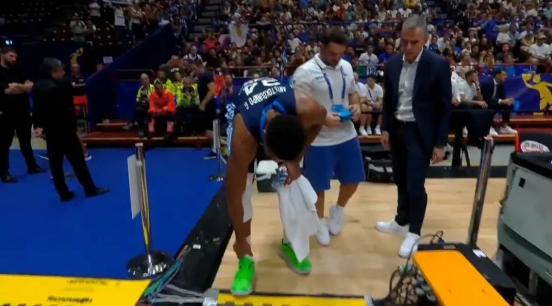 25 points in 19 minutes!Antetokounmpo unfortunately injured his foot ...