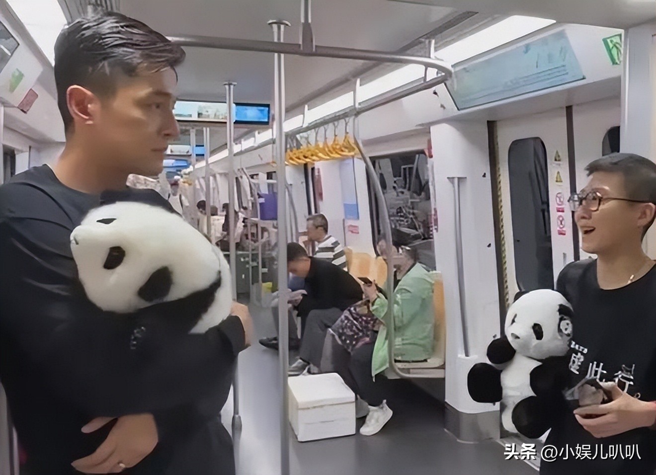 Hu Ge encountered an awkward moment while riding the subway! My ...