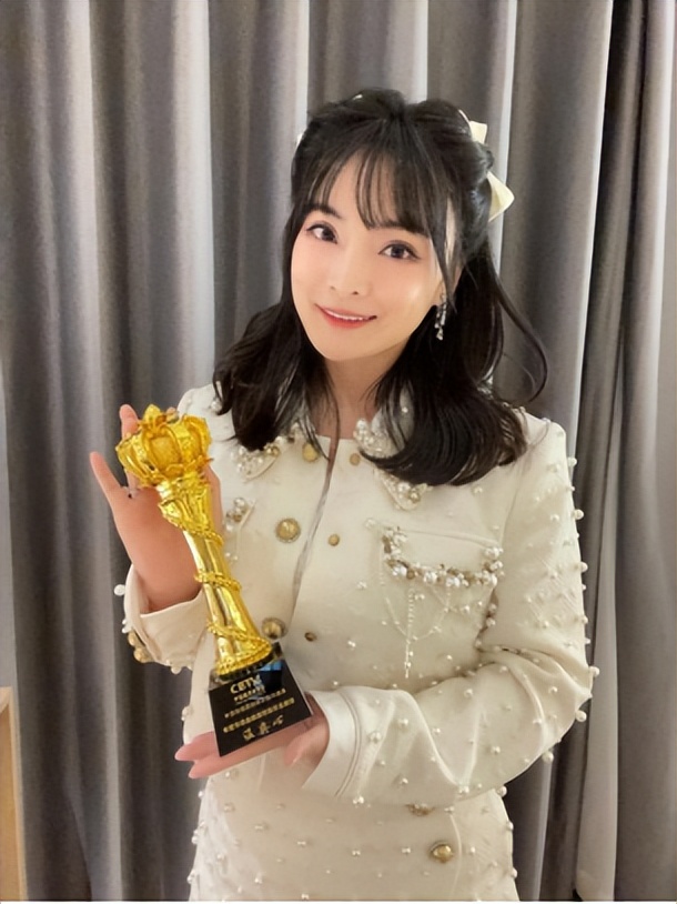 Fanxing Huyu Wen Yixin attended the Starlight Festival and achieved the ...