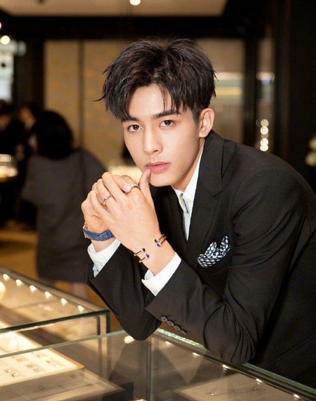 Song Weilong and Yu Zheng went to court over a contract dispute, but ...