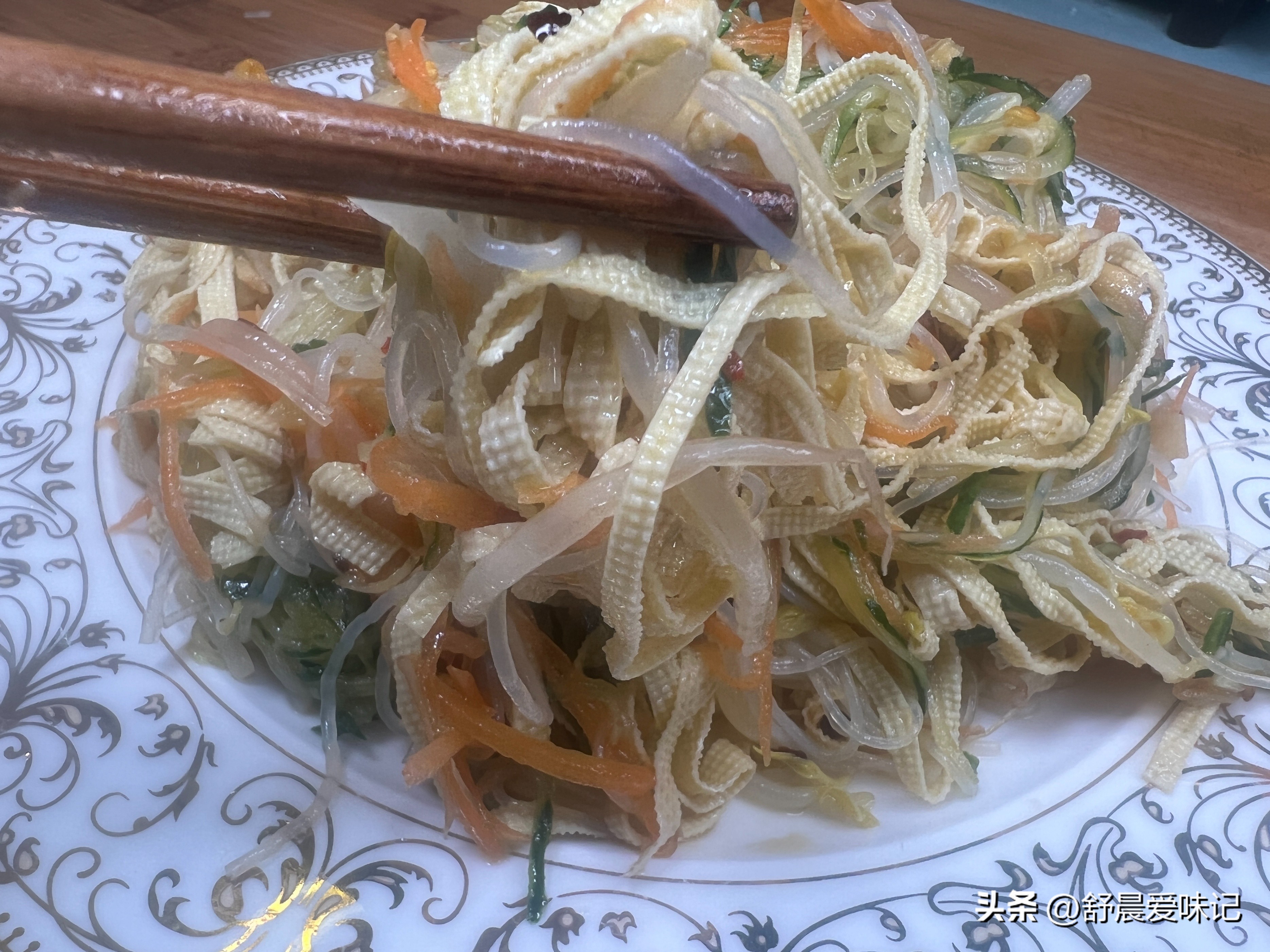 Use bean sprouts, bean skins, cucumbers and carrots to make a simple ...