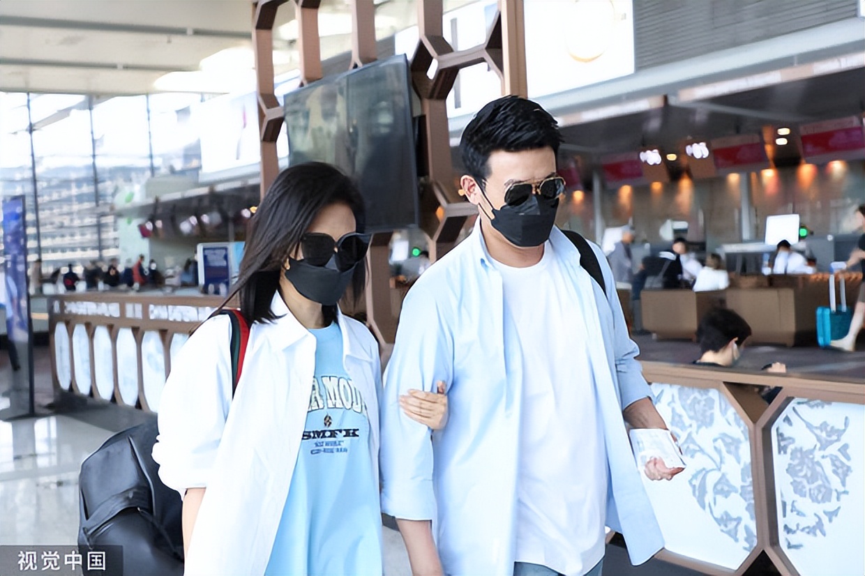 Lu Yi, Bao Lei and his wife showed up at the airport with the same ...