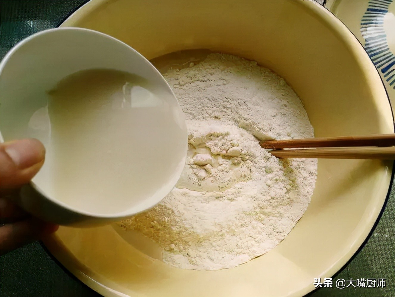Use yeast to make noodles, teach you a trick, easy to fill the pot in half an hour, all soft and