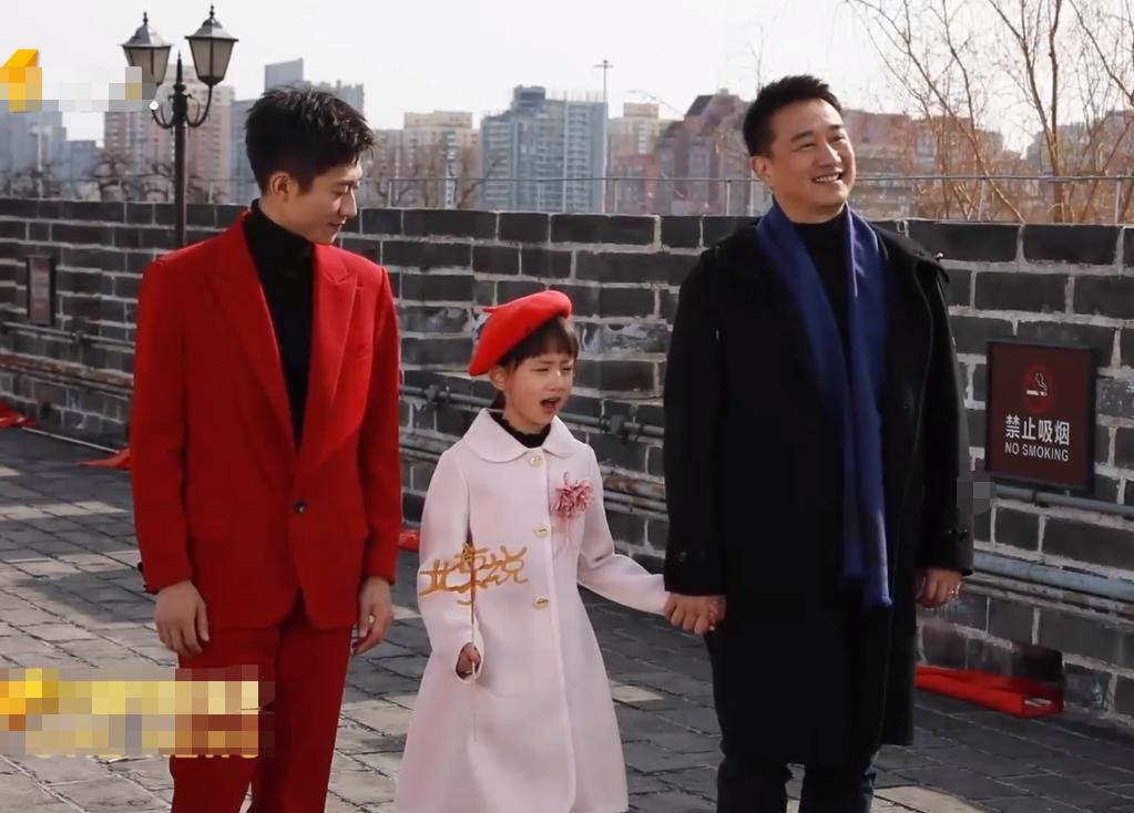 Huang Lei Takes His Young Daughter To Open The Business. The 9-year-old 