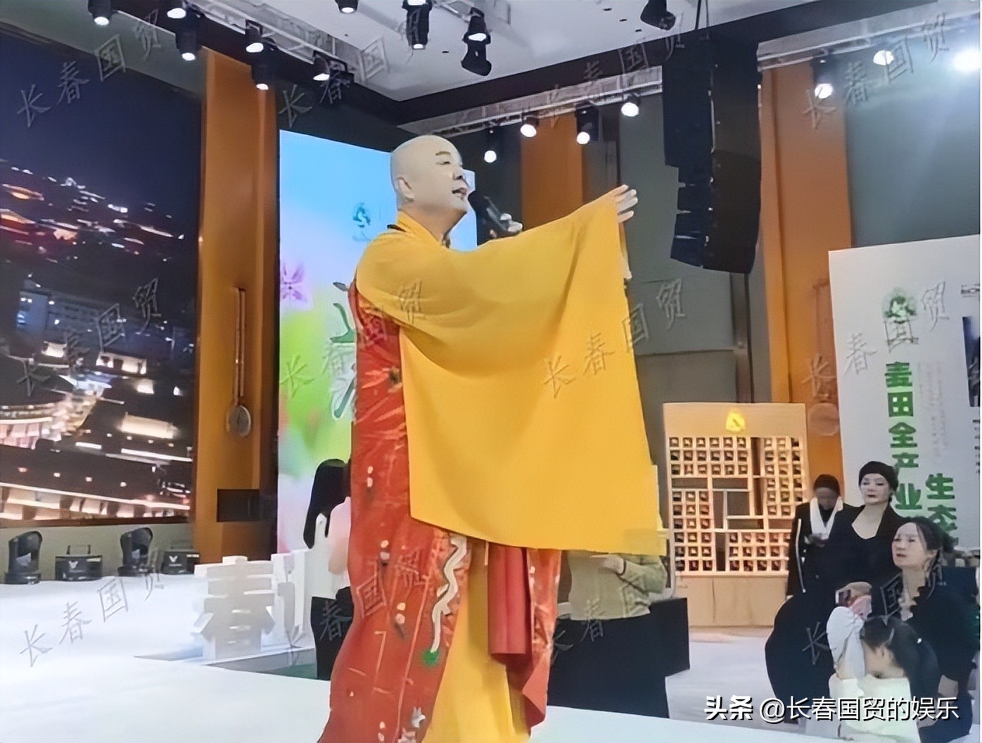 65-year-old Xu Shaohua appeared on stage as a Tang monk, and brought ...
