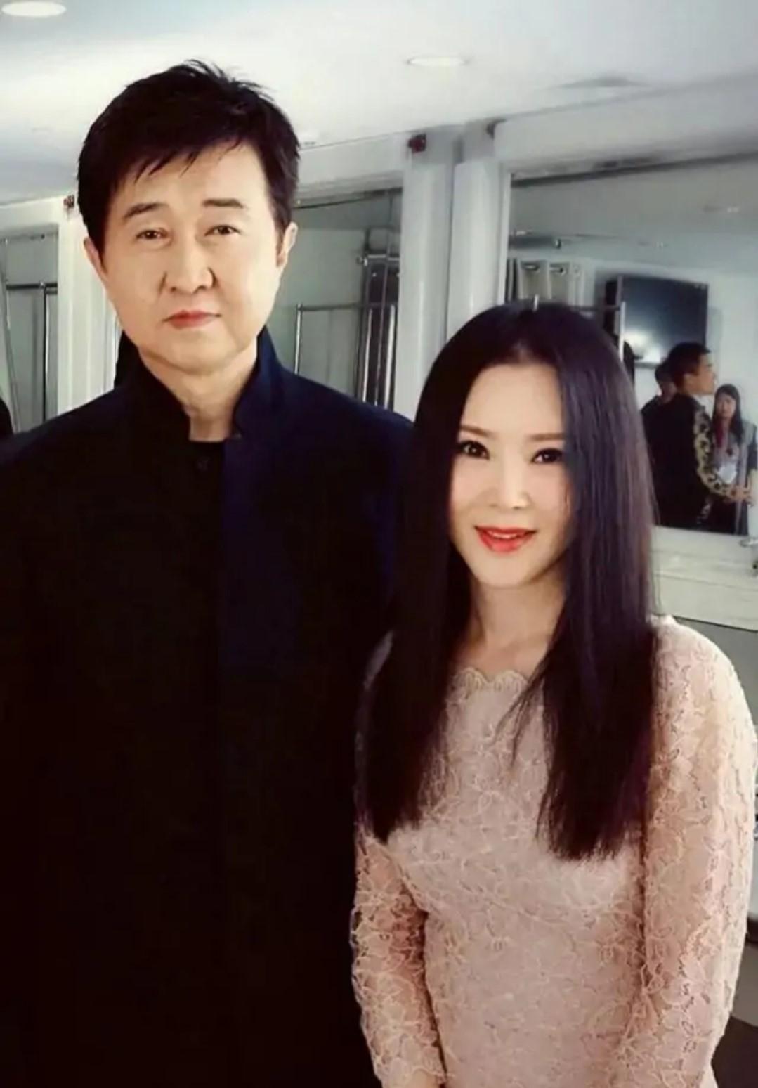 54-year-old Ren Jing is aging like a cliff! In the same frame, Yang ...