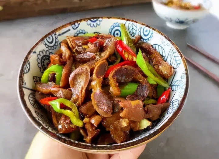 Teach you how to stirfry chicken gizzards. It's simple and fast. The