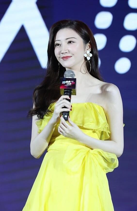 To wear a tube top dress with a different sense of fashion and elegance ...