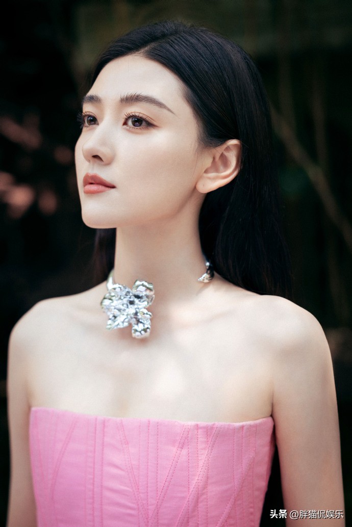 Liang Jie is wearing a red tube top dress with exquisite jewelry. She ...