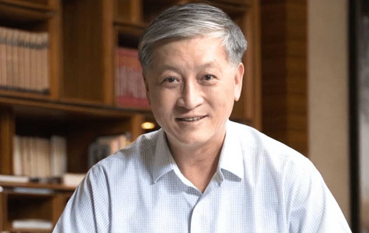 In 2001, He Pengfei died of illness at the age of 55. Xue Ming lay on ...