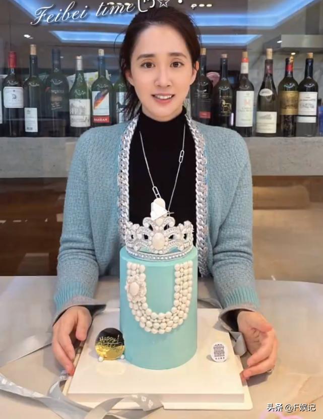 Chen Xiaodong eats alone for his wife's birthday and enjoys the world