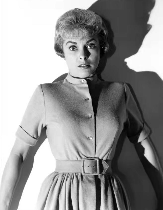 In "Psycho", how did Hitchcock use narrative techniques and background