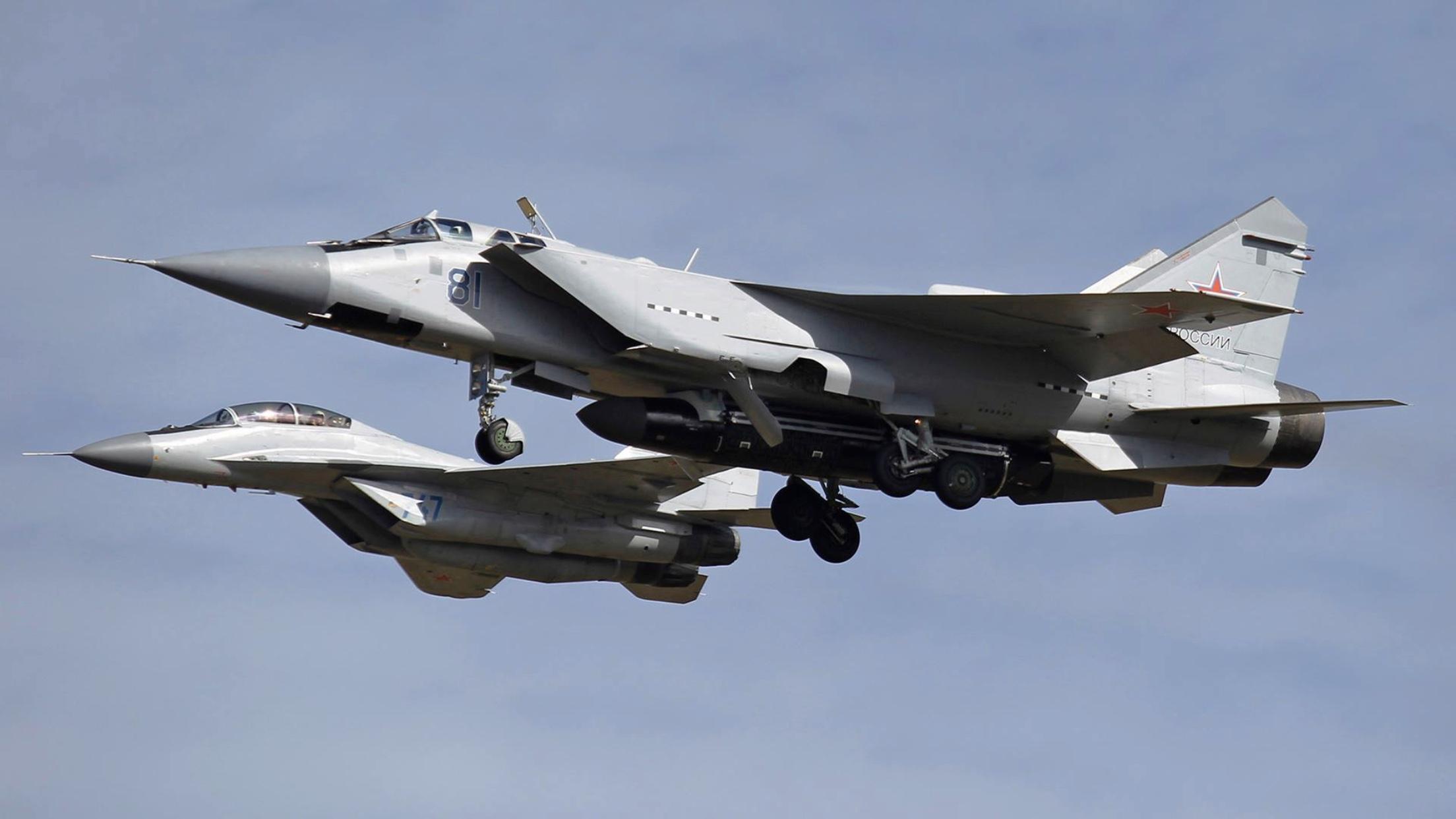 How big is the MiG-31? Only when you are in the same frame as Boeing ...