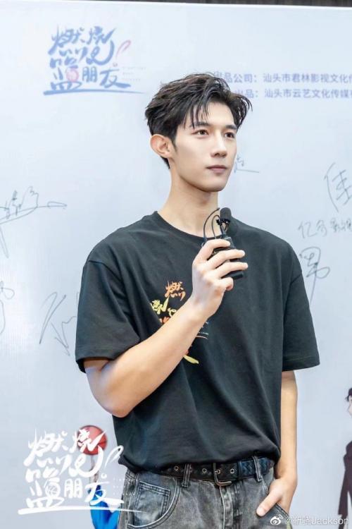 Jin Xiao's "Golden House Cang Husband" 2D poster is hereStarting the journey of the mysterious