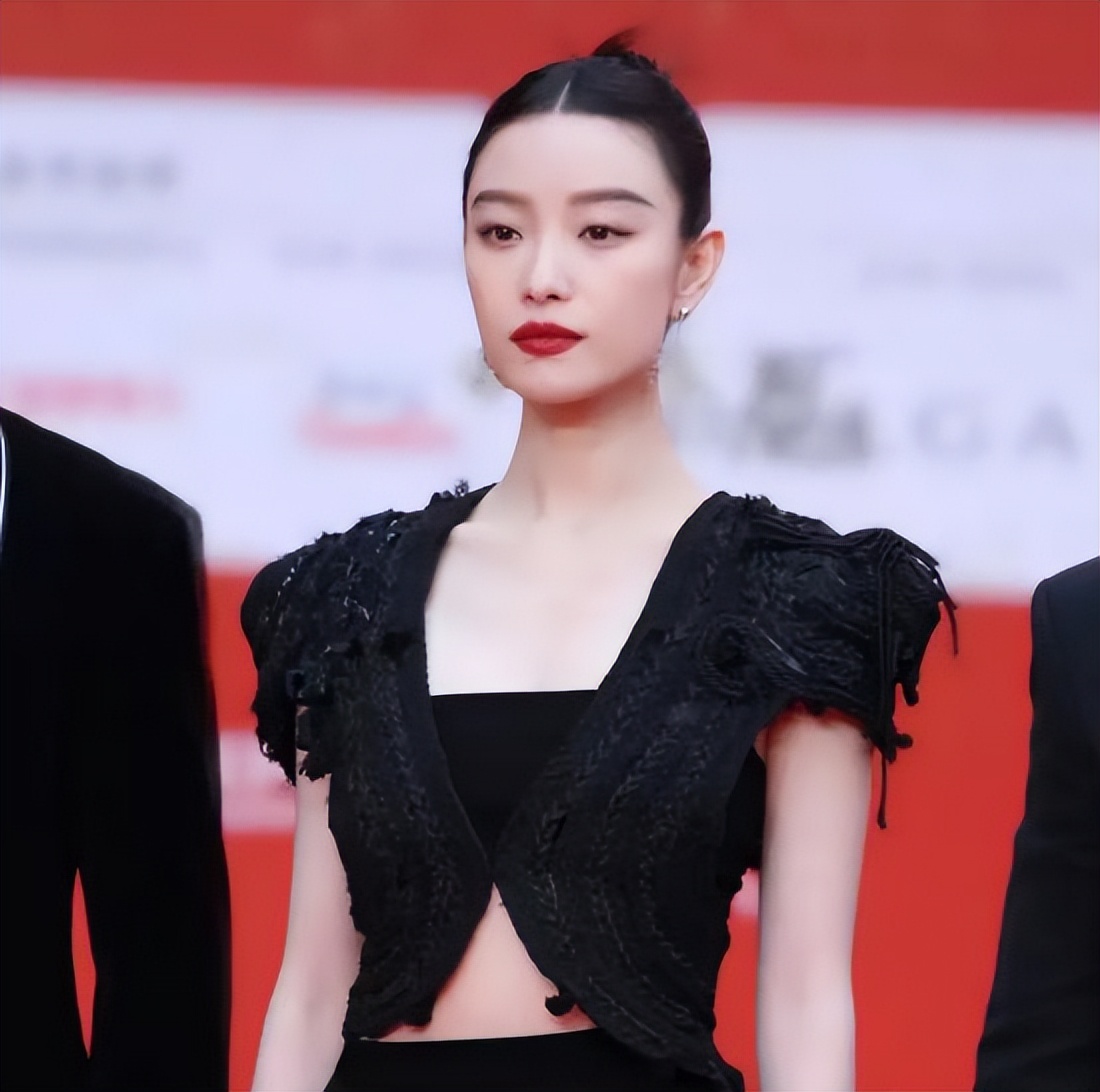 Film Festival Red Carpet Goddess Competition: Zhou Dongyu has stunning ...